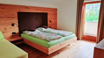 1 habitación, escritorio, tabla de planchar con plancha y cuna de viaje