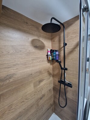 Een douche, een haardroger, handdoeken, zeep