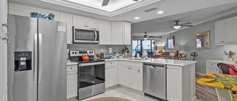 Geladeira, micro-ondas, fogão, cooktop