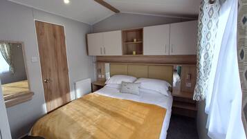 Comfort Mobile Home, 2 Bedrooms, Non Smoking, Lake View | 2 bedrooms, iron/ironing board, bed sheets