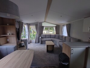 Mobile Comfort-Unterkunft, 2 Schlafzimmer, Nichtraucher, Seeblick | Wohnbereich | 40-Zoll-LCD-Fernseher mit Digitalempfang, Netflix, DVD-Player
