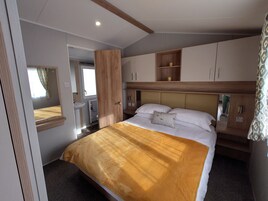 Trailer conforto, 2 quartos, para não fumantes, vista para o lago | 2 quartos, ferros/tábuas de passar roupa, roupa de cama