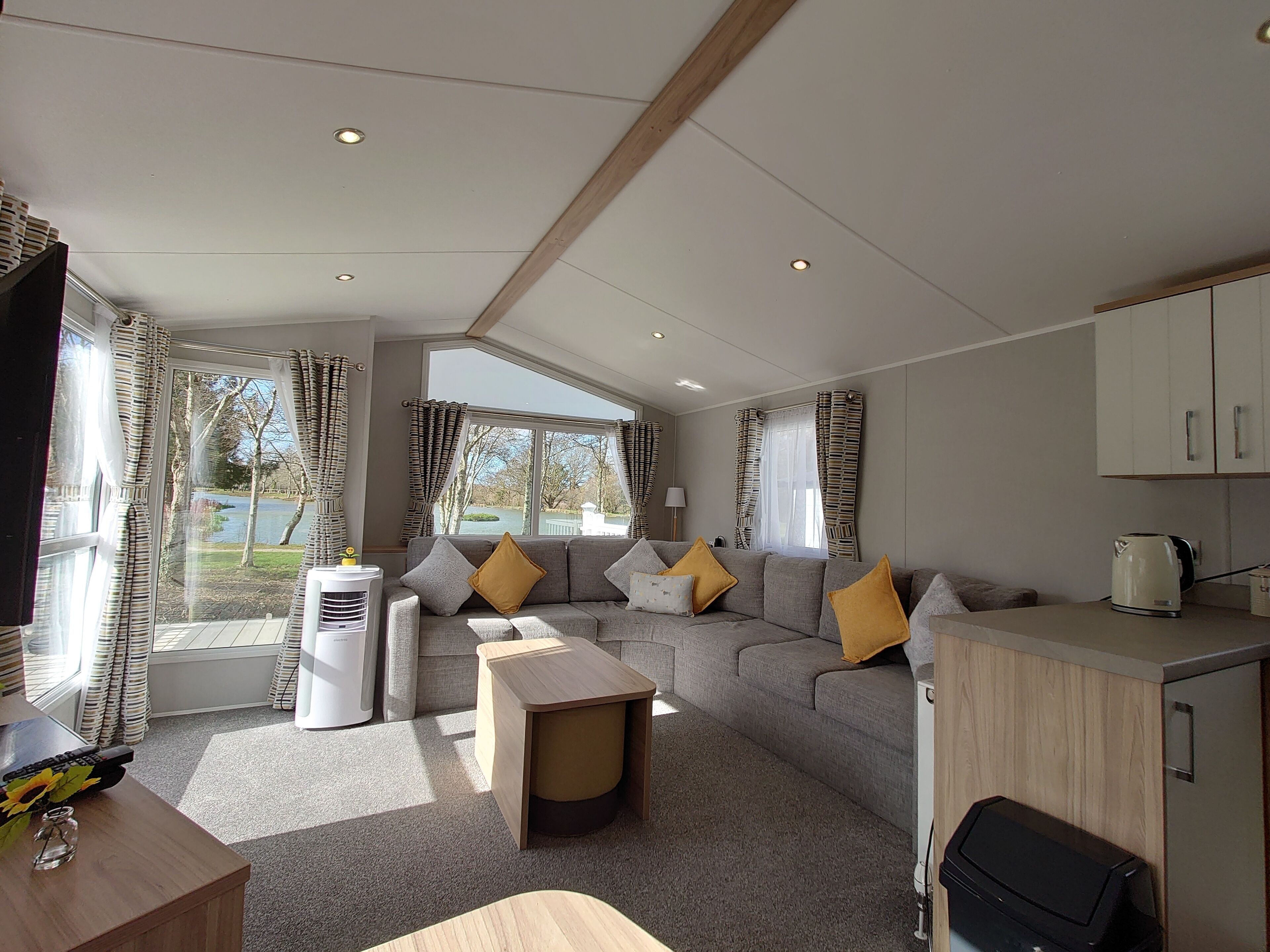 Mobile Comfort-Unterkunft, 2 Schlafzimmer, Nichtraucher, Seeblick | Wohnbereich | 40-Zoll-LCD-Fernseher mit Digitalempfang, Netflix, DVD-Player