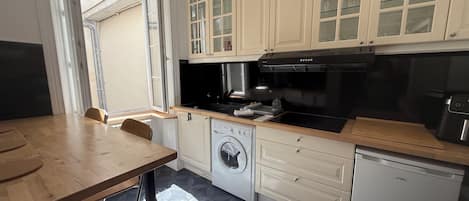 Kühlschrank, Mikrowelle, Herdplatte, Wasserkocher mit Kaffee-/Teezubehör