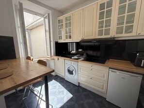 Kühlschrank, Mikrowelle, Herdplatte, Wasserkocher mit Kaffee-/Teezubehör