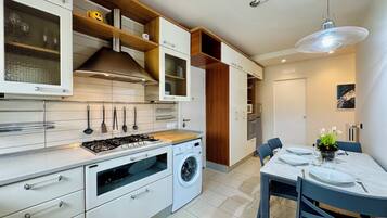 Apartment, 4 Bedrooms, City View | Private kitchen