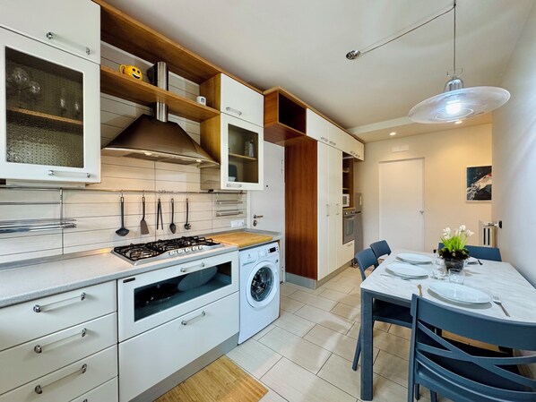 Apartment, 4 Bedrooms, City View | Private kitchen