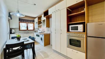 Apartemen, 4 kamar tidur, pemandangan kota | Dapur pribadi | Mesin espresso dan ketel listrik
