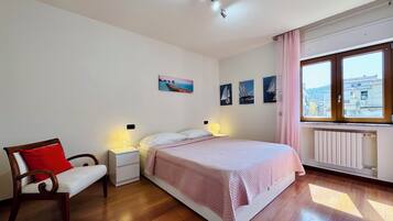 Apartamento, 4 habitaciones, vistas a la ciudad | Caja fuerte, wifi gratis, ropa de cama