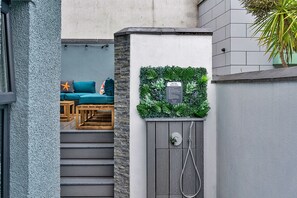 House | Property grounds - Lavish Holiday Home Near Beach With hot Tub, No Deposit (Newquay)