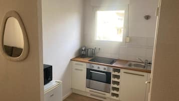 Micro-ondas, fogão, cooktop, cadeirão de bebê