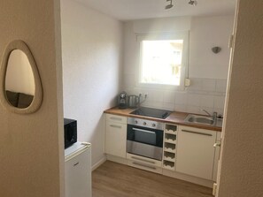 Mikrowelle, Ofen, Herdplatte, Hochstuhl