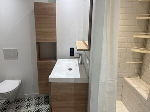 Chuveiro, papel higiênico