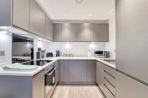 Kjøleskap, mikrobølgeovn, ovn og kokeplater