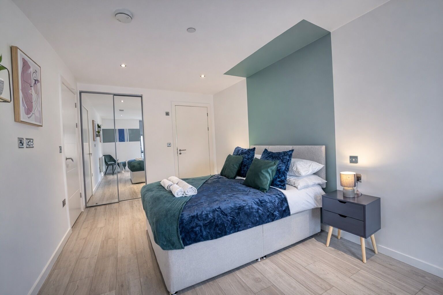 2 bedrooms, iron/ironing board, internet, bed sheets