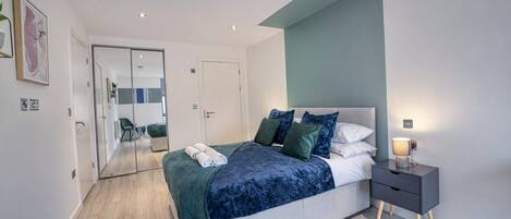 2 bedrooms, iron/ironing board, internet, bed sheets