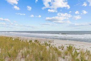 Beach nearby - Beachside Townhouse – 3BR, 3BA – Ocean Block Living at the Jersey Shore (Mantoloking)