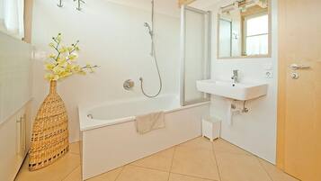 Doccia, asciugacapelli, bidet, asciugamani