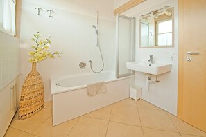 Douche, sèche-cheveux, bidet, serviettes fournies
