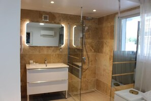 Dusche, Haartrockner, Handtücher