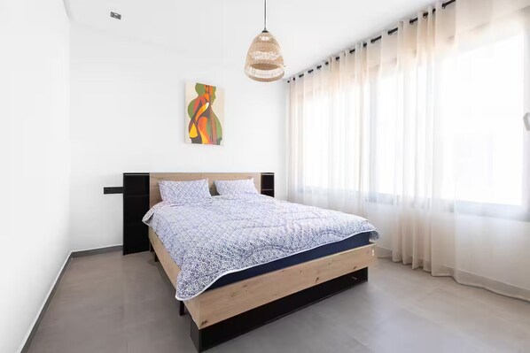 5 bedrooms, iron/ironing board, WiFi, bed sheets