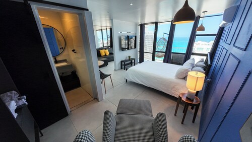 Deluxe Ocean View Studio with Free Parking & Pool