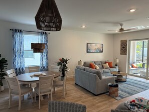 Smart TV - NEW 3BR Home with Pool, Hot Tub, Cafe, Minutes to Venice and Englewood Beaches (Englewood)
