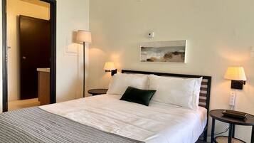 Tabla de planchar con plancha, wifi gratis y ropa de cama