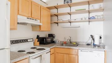 Een koelkast, een magnetron, een oven, een kookplaat