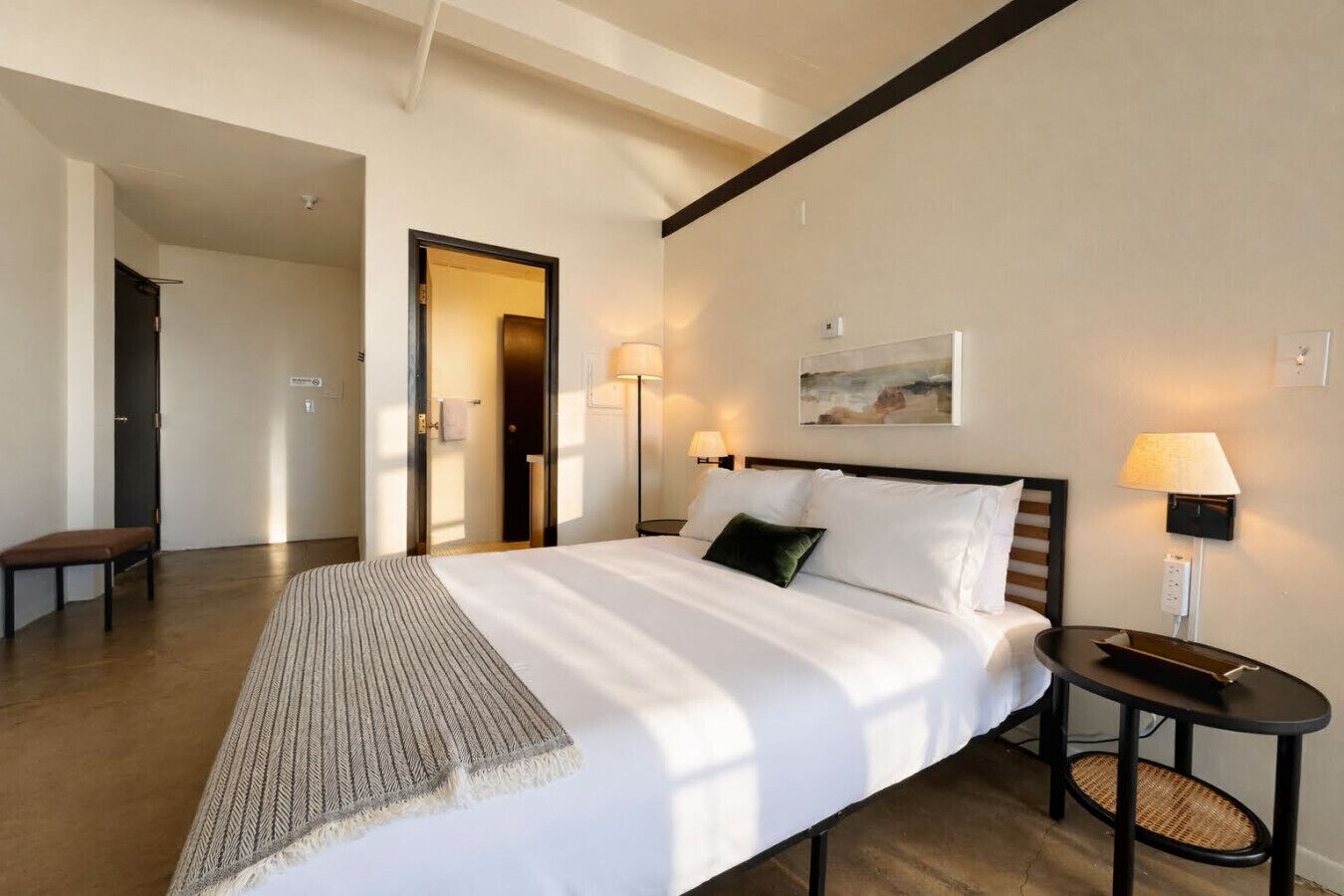 Tabla de planchar con plancha, wifi gratis y ropa de cama 