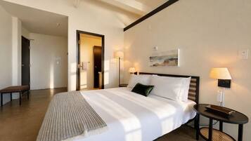 Tabla de planchar con plancha, wifi gratis y ropa de cama