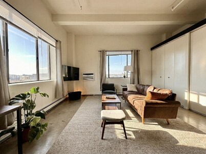Westown Studio Apt Near Fiserv, Baird, and Theater District