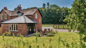 Unclassified image, 5 of 44, button - Majestic Cottage Near River Severn, No Deposit (Shrewsbury)