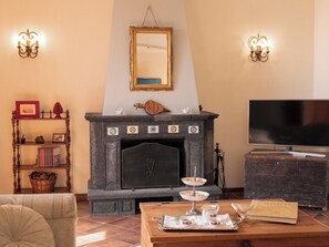 Smart TV, chimenea, tenis de mesa y libros 