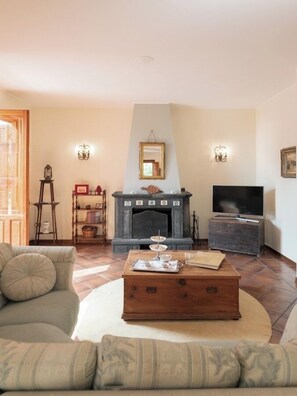 TV connectée, cheminée, table de tennis de table, livres