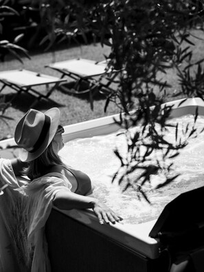 Tina de hidromasaje al aire libre