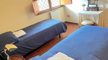 3 chambres, bureau, fer et planche Ă repasser, lit parapluie