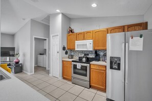 Kjøleskap, mikrobølgeovn, ovn og oppvaskmaskin