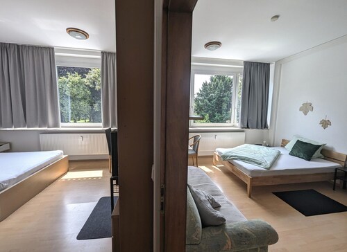 1,5 Familienzimmer Duschbad, 2 Betten, Frühstücksecke, Arbeitsplatz, zentral