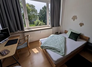 1 bedroom, iron/ironing board, WiFi, bed sheets - 1.5 family room shower room, 2 beds, breakfast corner, workstation, central (Pforzheim)