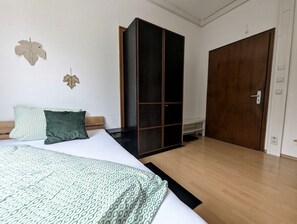 1 bedroom, iron/ironing board, WiFi, bed sheets - 1.5 family room shower room, 2 beds, breakfast corner, workstation, central (Pforzheim)