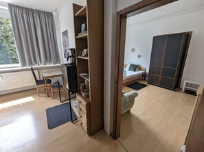 1 bedroom, iron/ironing board, WiFi, bed sheets - 1.5 family room shower room, 2 beds, breakfast corner, workstation, central (Pforzheim)