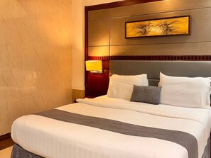 Verdunkelungsvorhänge, kostenlose Zustellbetten, kostenloses WLAN