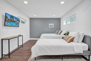 4 habitaciones, escritorio y tabla de planchar con plancha 