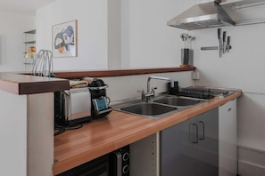 Appartement | Cuisine privée | Réfrigérateur, micro-ondes, plaque de cuisson, cafetière/bouilloire