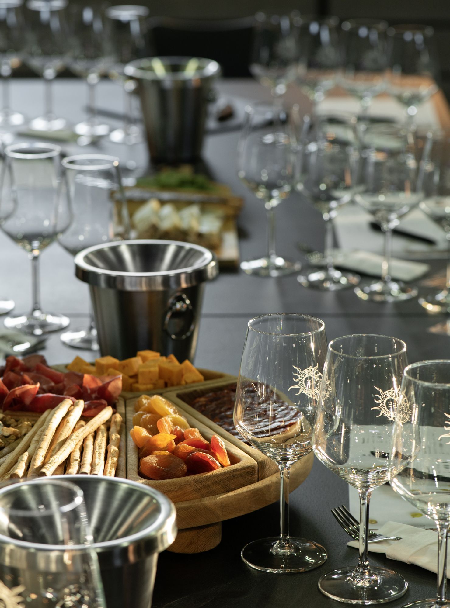 Une table mise pour un repas, avec différents plats et des verres à vin.