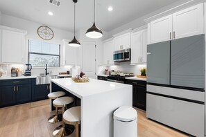 Mikrobølgeovn, ovn, kokeplater og oppvaskmaskin