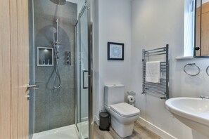 Apartment | Bathroom | Hair dryer, towels, toilet paper - Apartment Near Filey's Sandy Beach, No Deposit (Filey)
