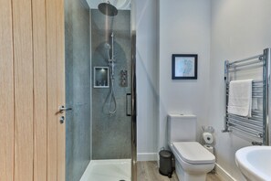 Bathroom - Apartment Near Filey's Sandy Beach, No Deposit (Filey)