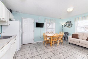 Interior - Cozy & Cute 2 BR Condo - 5 Minute walk to Beach, w/ Pool! - NEW LISTING (Ocean City)